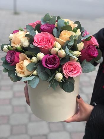 Цветочная композиция из Розы в шляпной коробке в Огниково